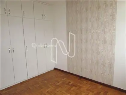 Quarto 2 com armários 