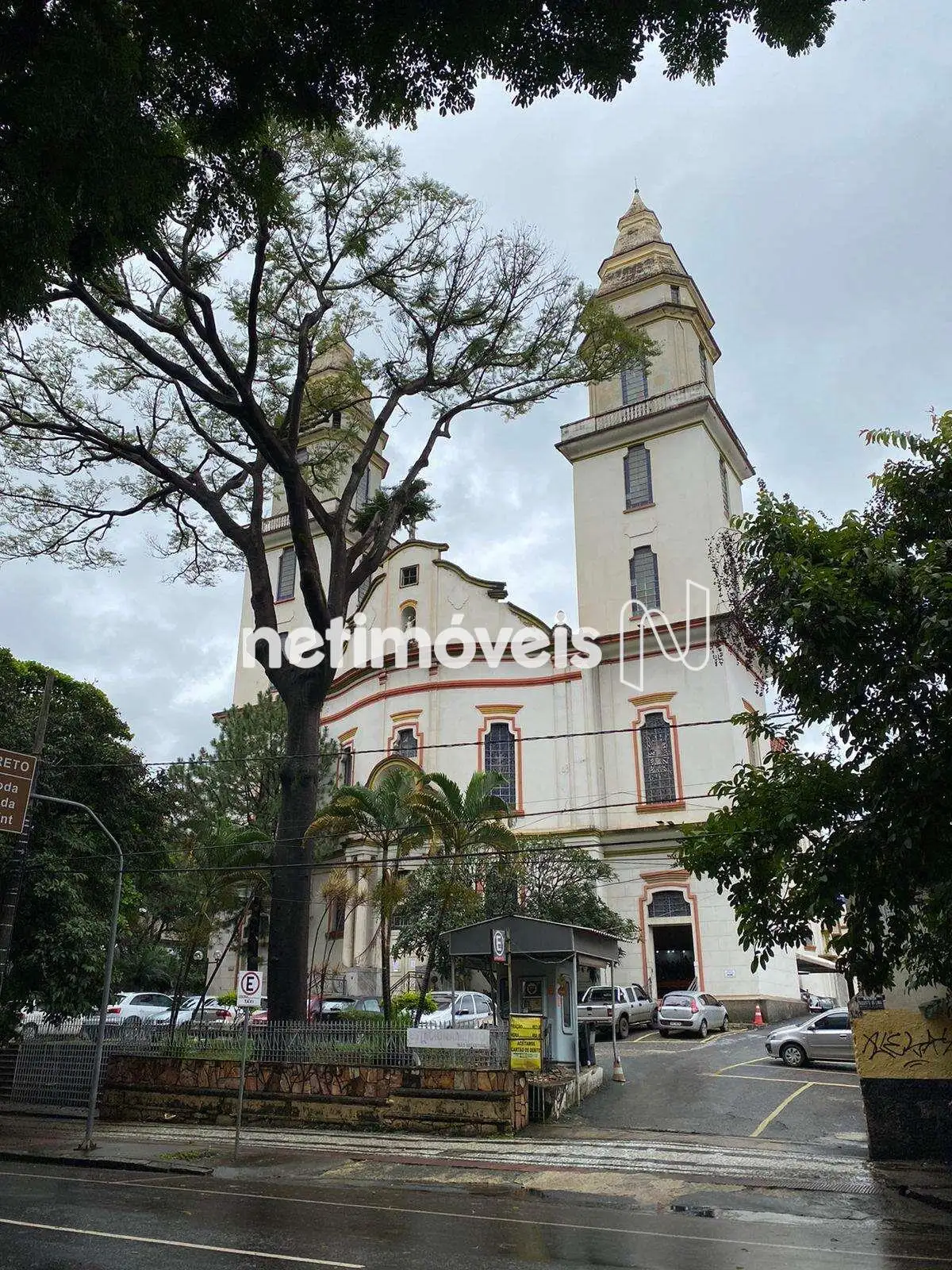 Próximo à Igreja São Sebastião