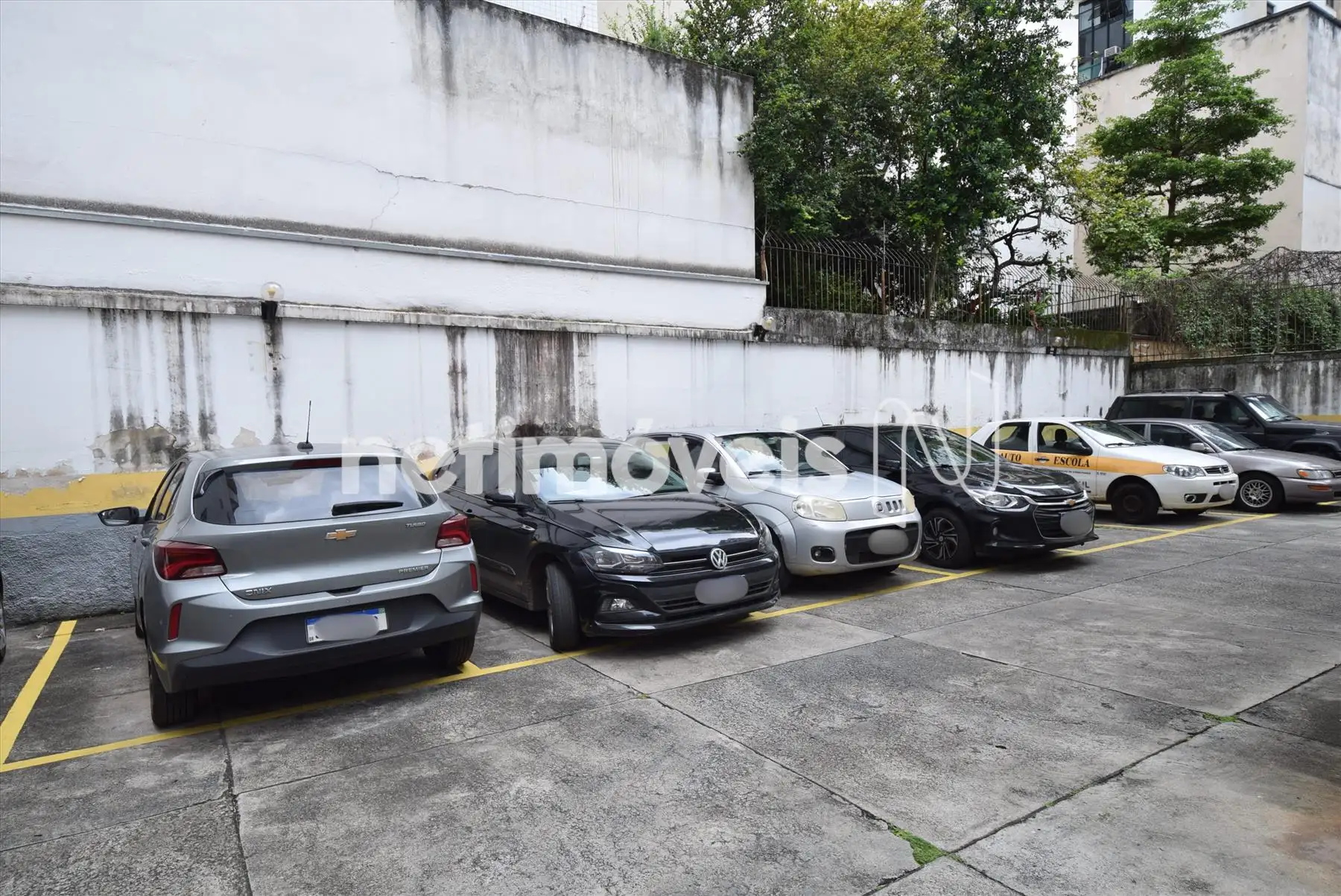 Estacionamento com vagas livres