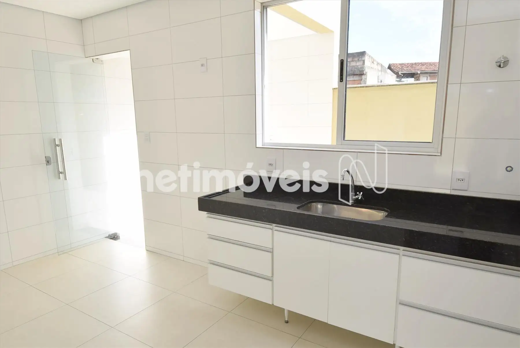 Cozinha americana com armário