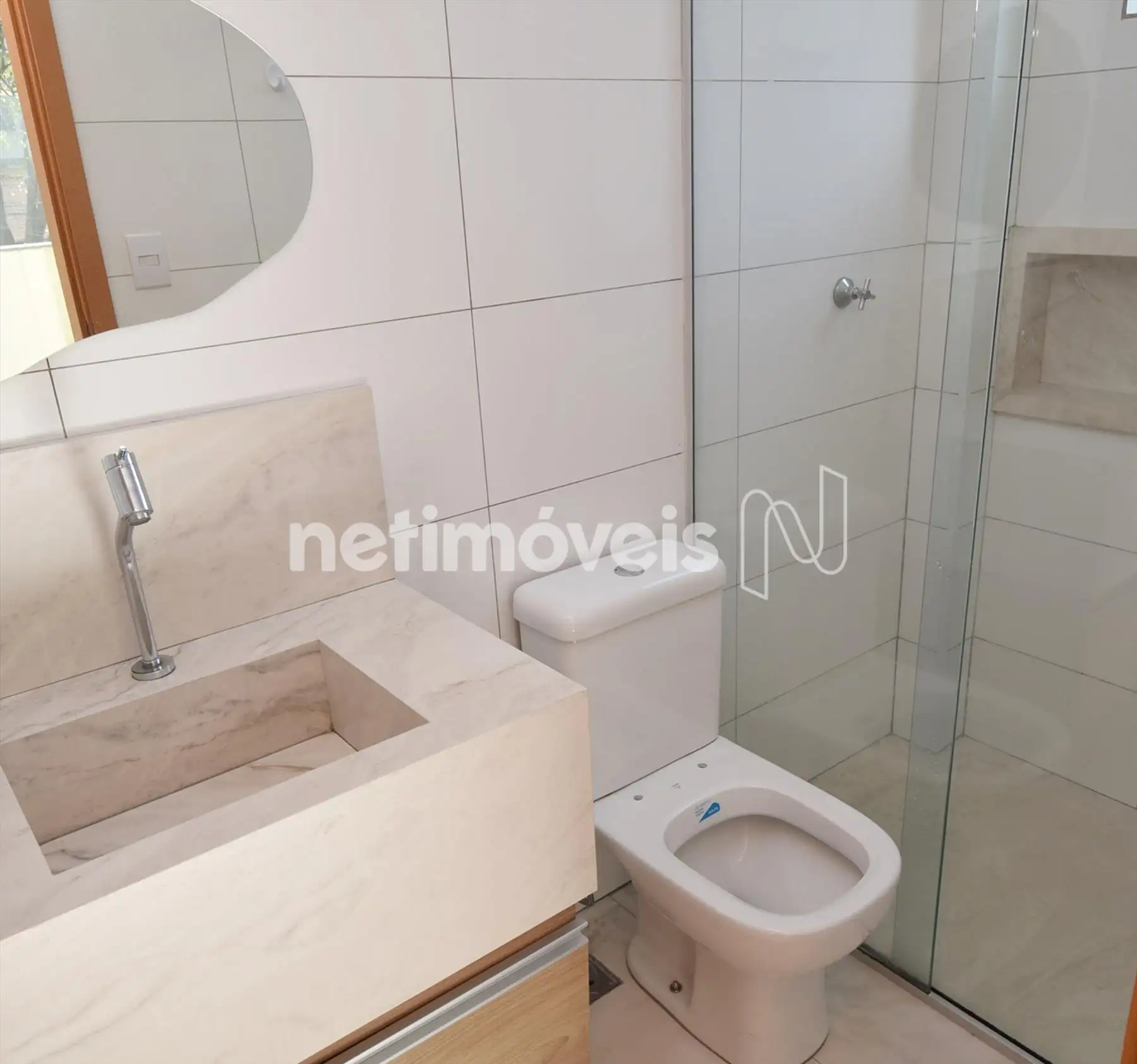 Banheiro suíte com armário e box blindex