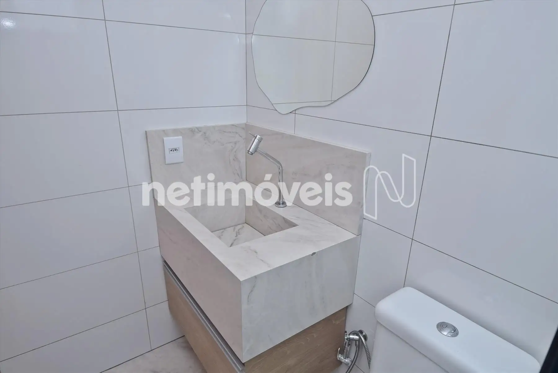 Banheiro suíte com armário e box blindex