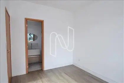 Quarto 01 com suíte e varanda 