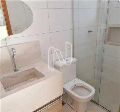 Banheiro suíte com armário e box blindex 