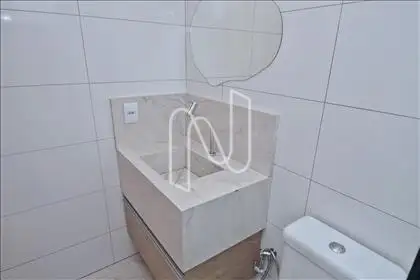 Banheiro suíte com armário e box blindex  