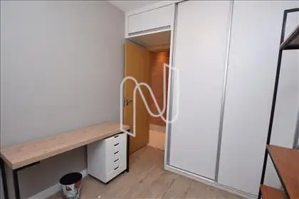 Quarto 02 com armário e mesa de trabalho