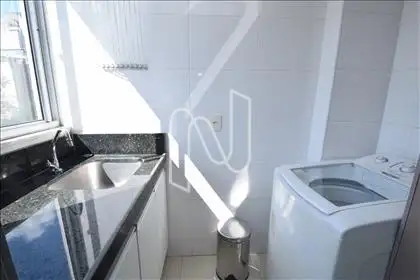 Área de serviço com armário, máquina de lavar