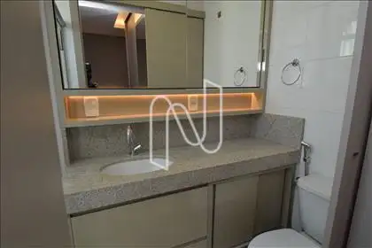 Banheiro suíte com armário e box blindex