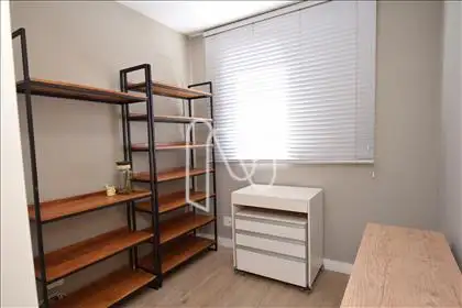 Quarto 02 com armário e estante