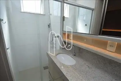 Banheiro suíte com box blindex e armário