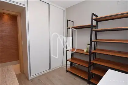Quarto 02 com armário com estante