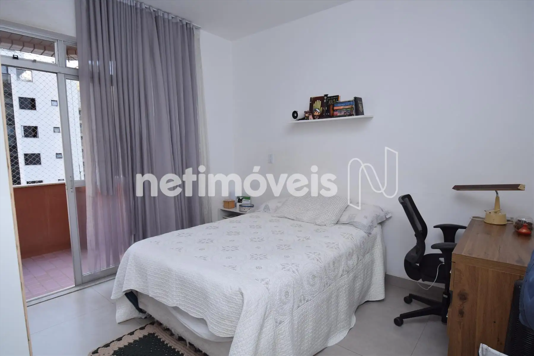 Quarto suíte com armário e varanda