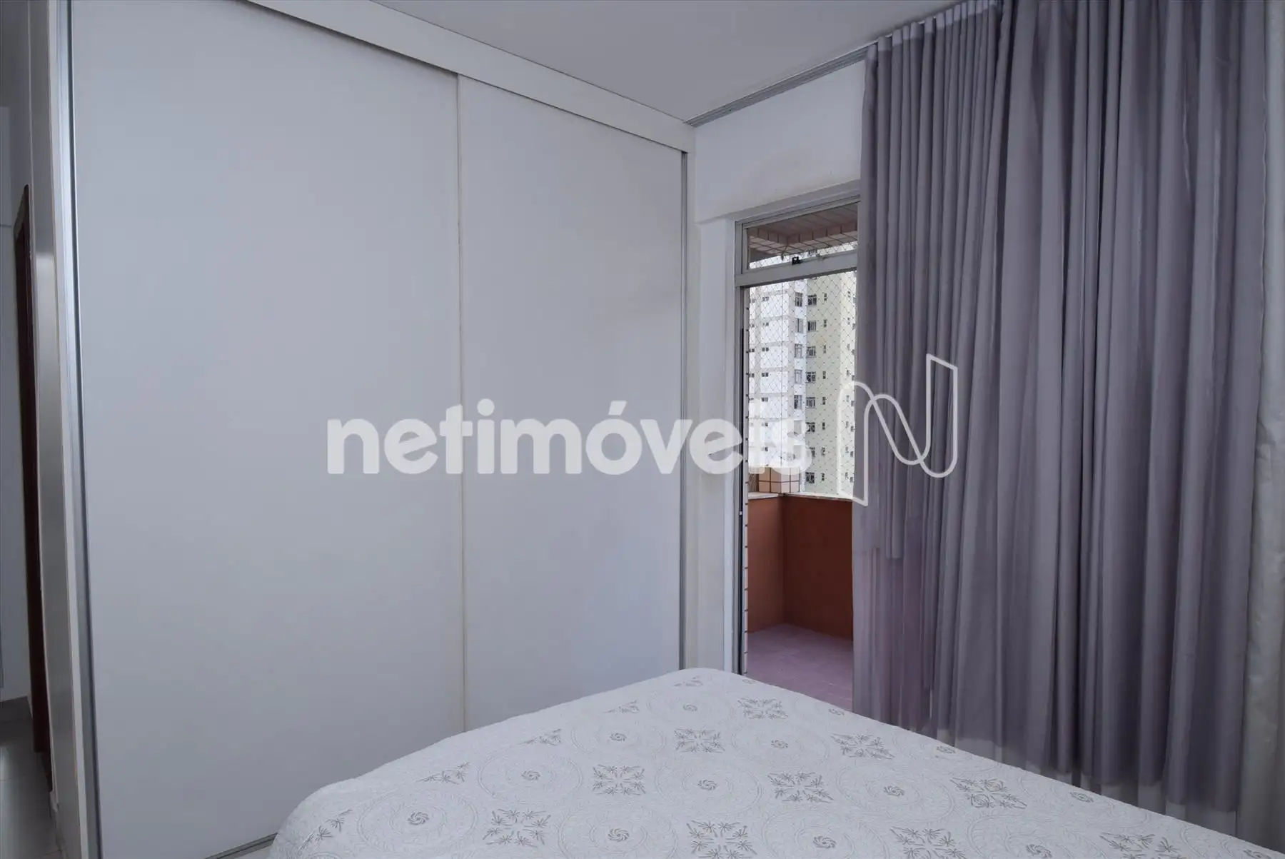 Quarto suíte com armário e varanda