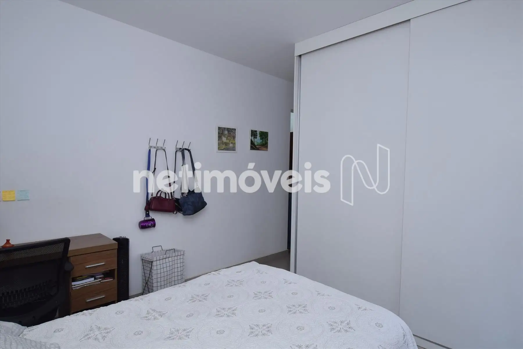 Quarto suíte com armário e varanda