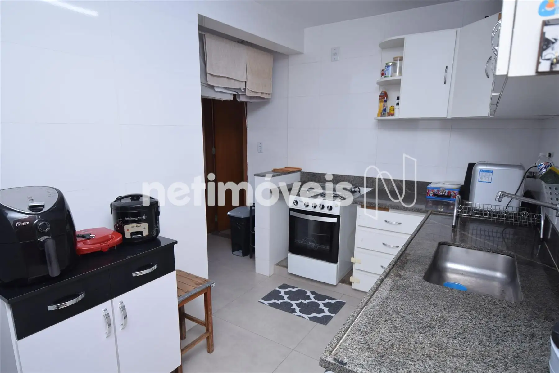 Cozinha com armário 