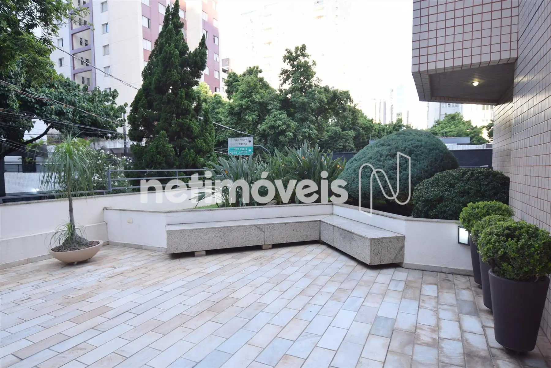 Espaço de convivência e jardim 