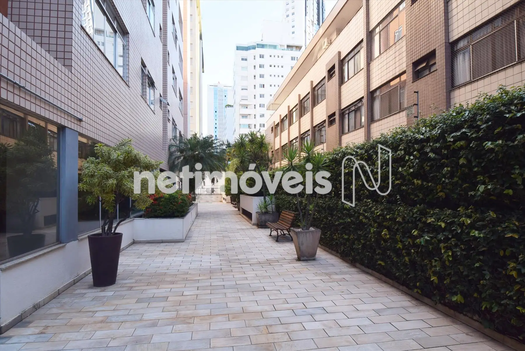 Espaço de convivência e jardim