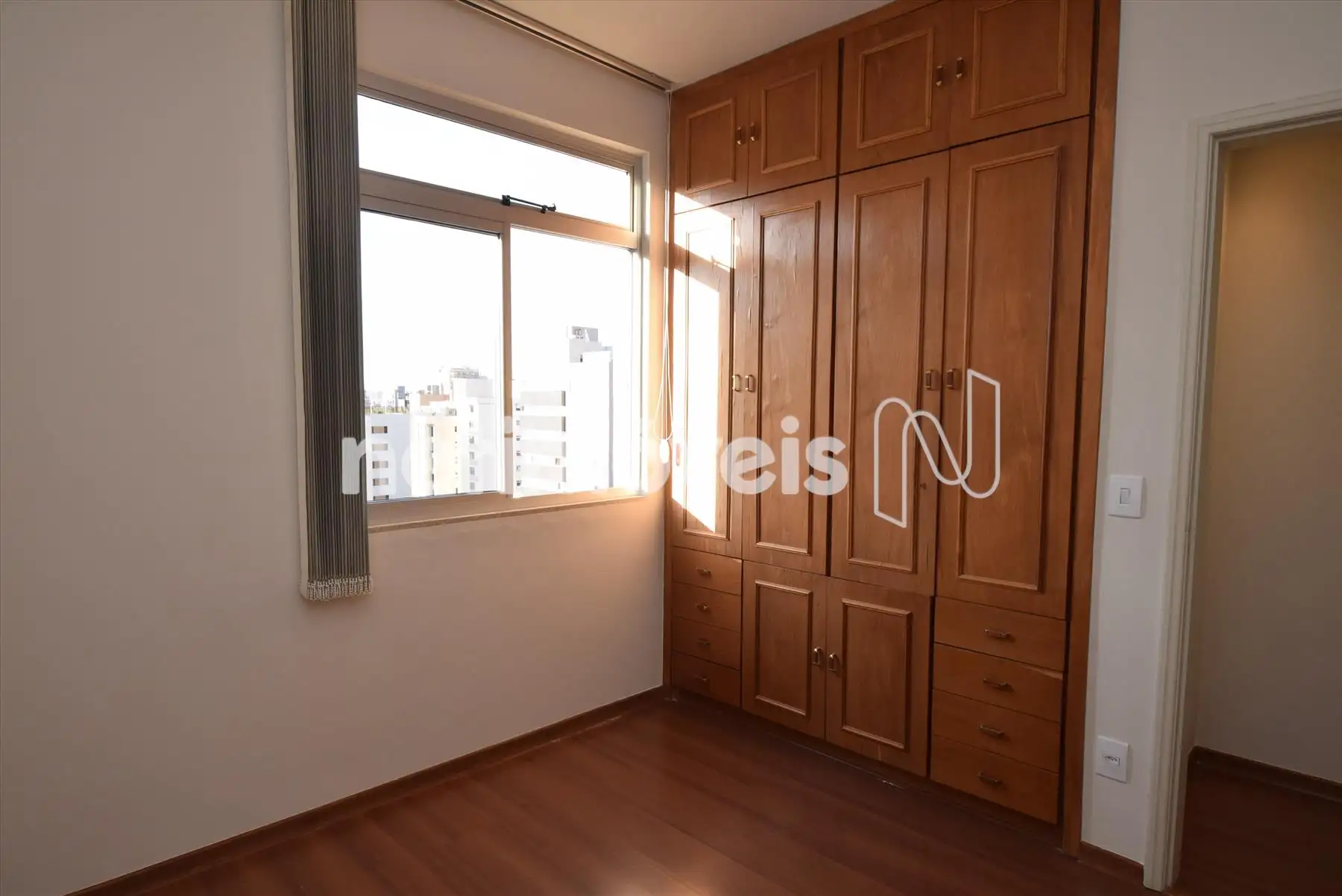 Quarto 2 com armário
