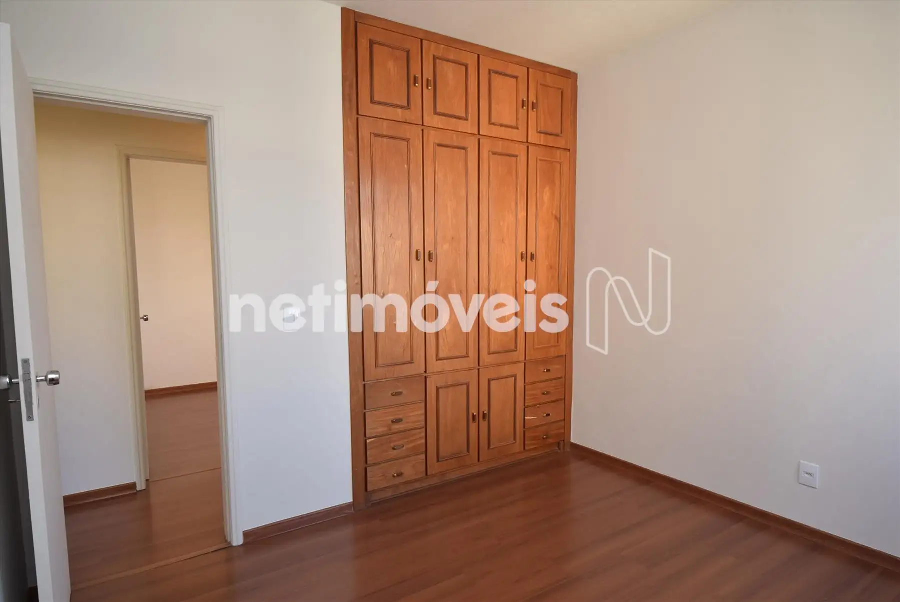 Quarto 1 com armário