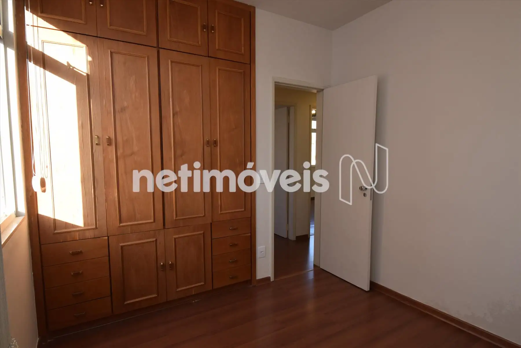 Quarto 2 com armário