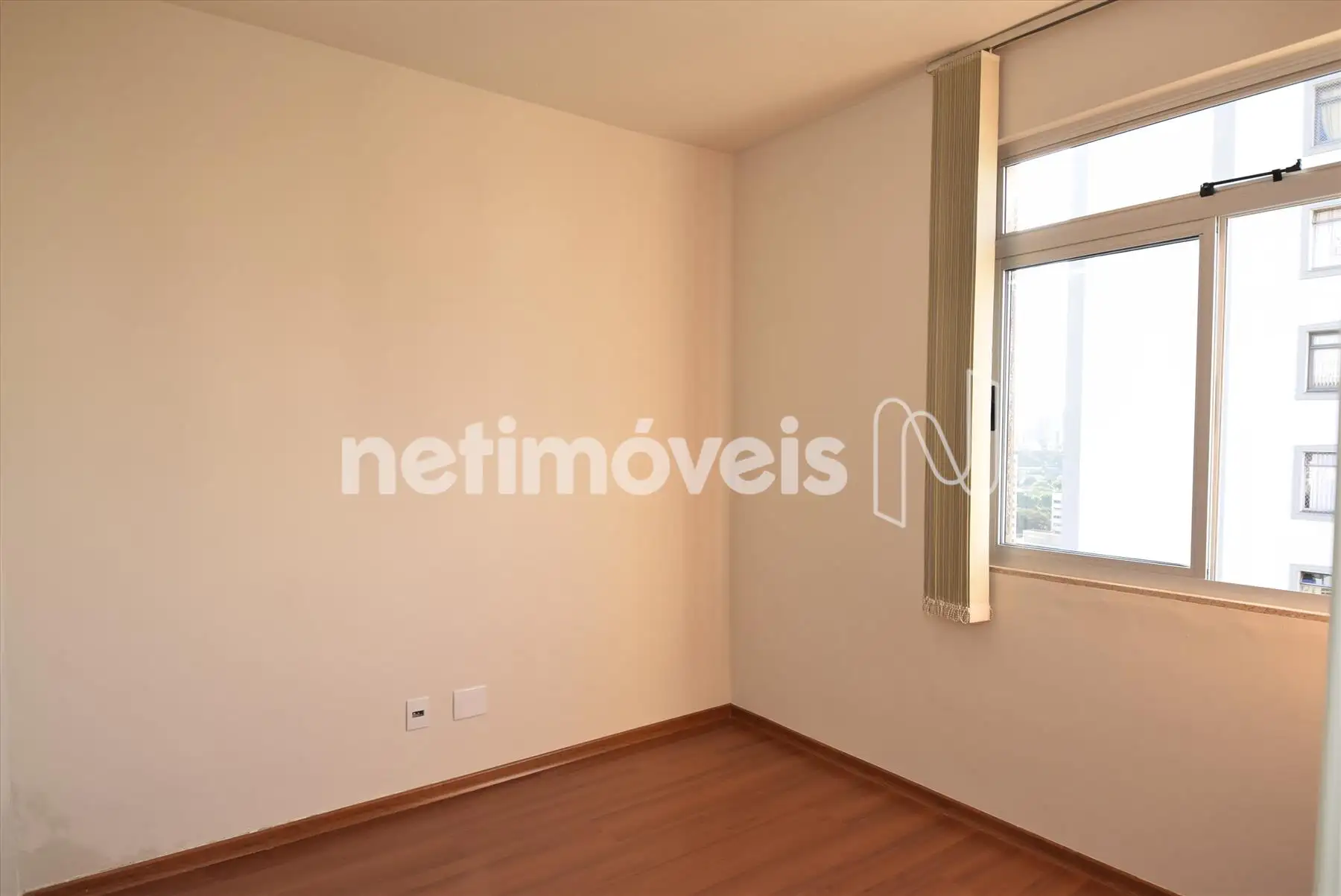 Quarto 2 com armário