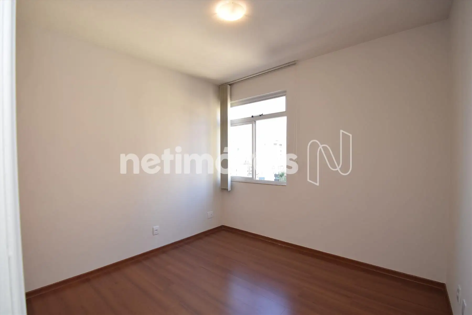 Quarto 1 com armário