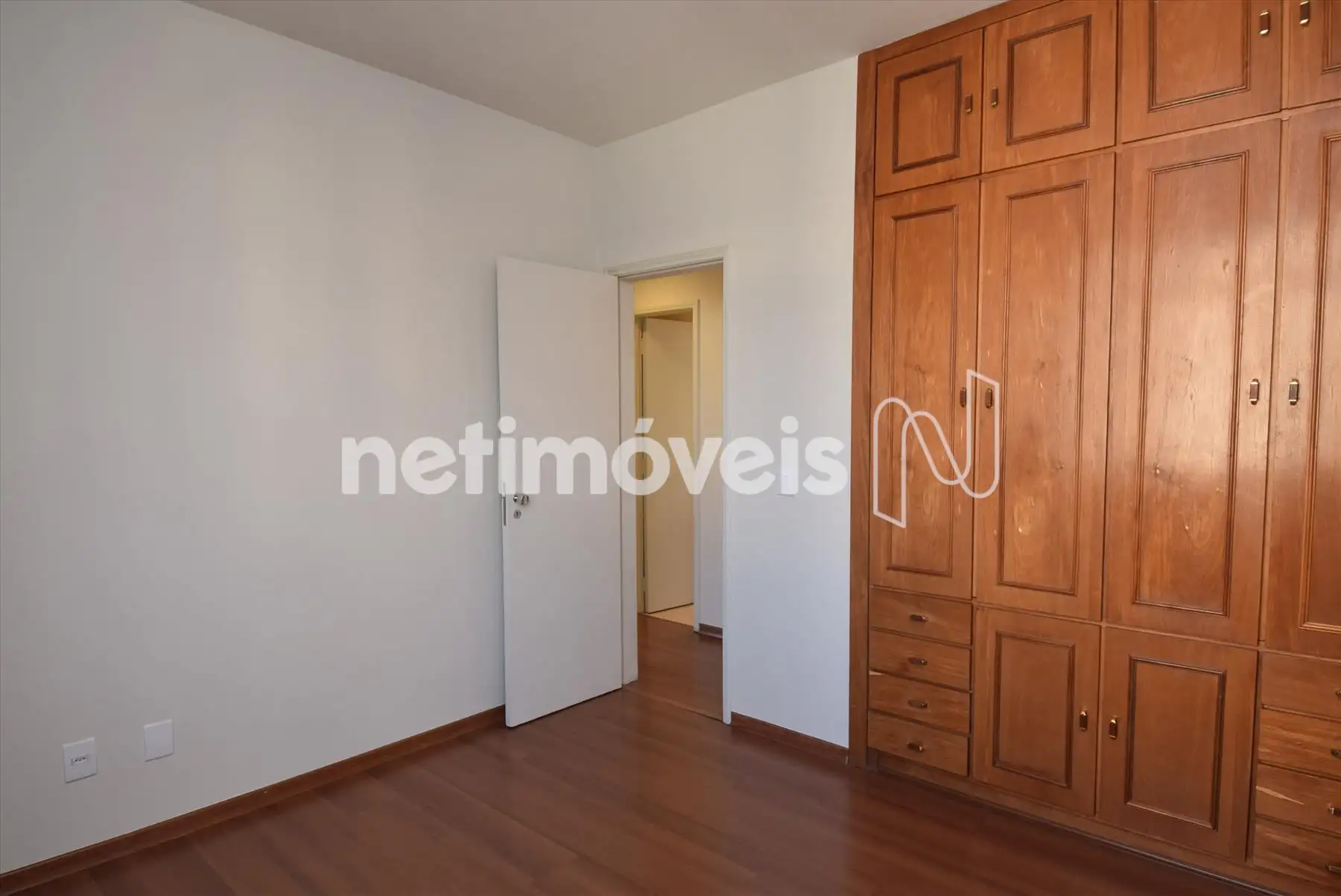 Quarto 1 com armário