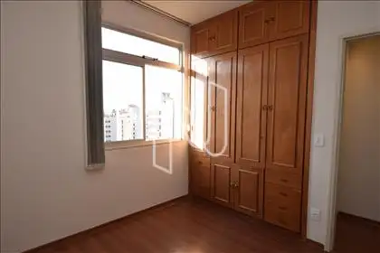   Quarto 2 com armário