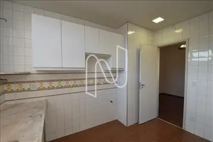   Cozinha com armários