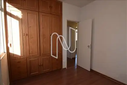   Quarto 2 com armário