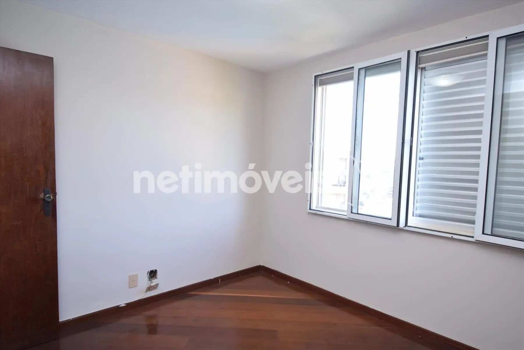 Quarto 2 com armário
