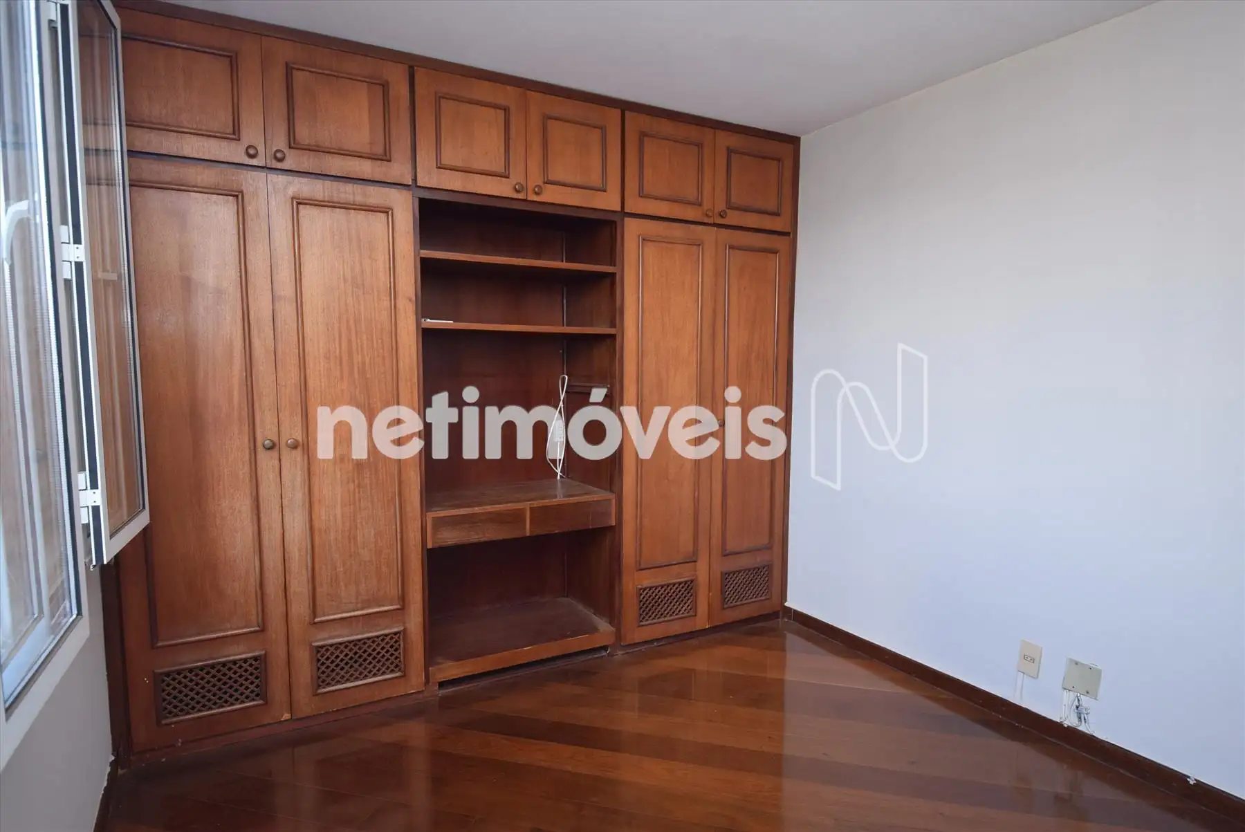 Quarto 2 com armário