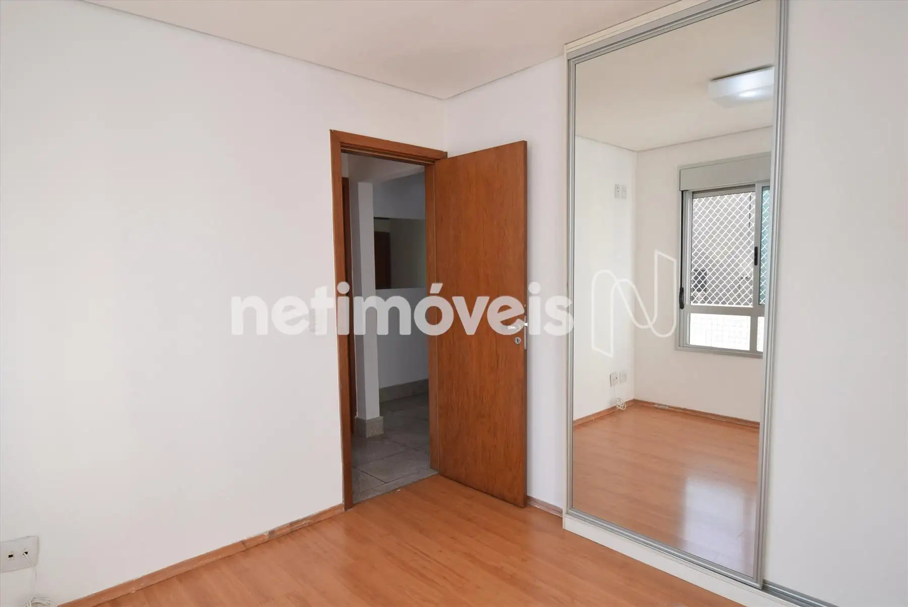 Quarto 2 com armários