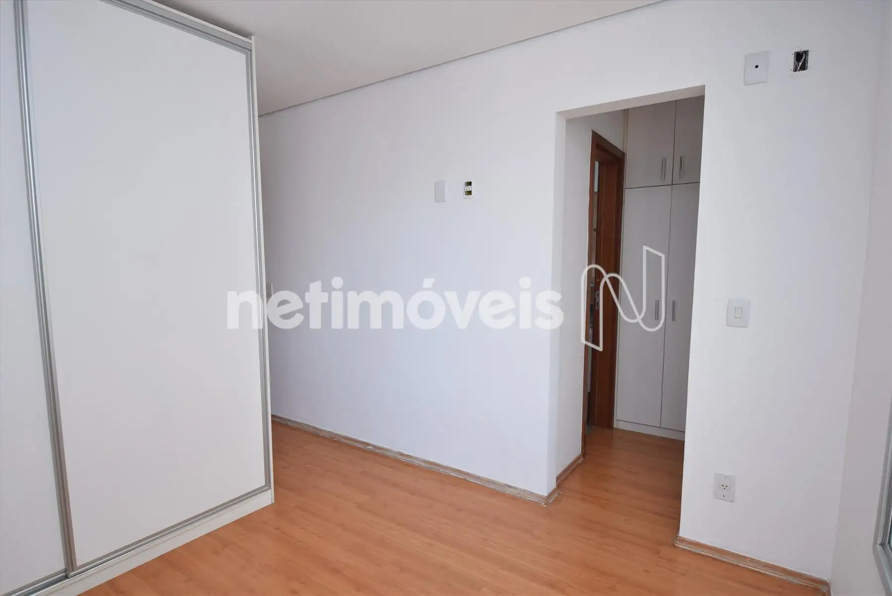 Quarto suíte com armários