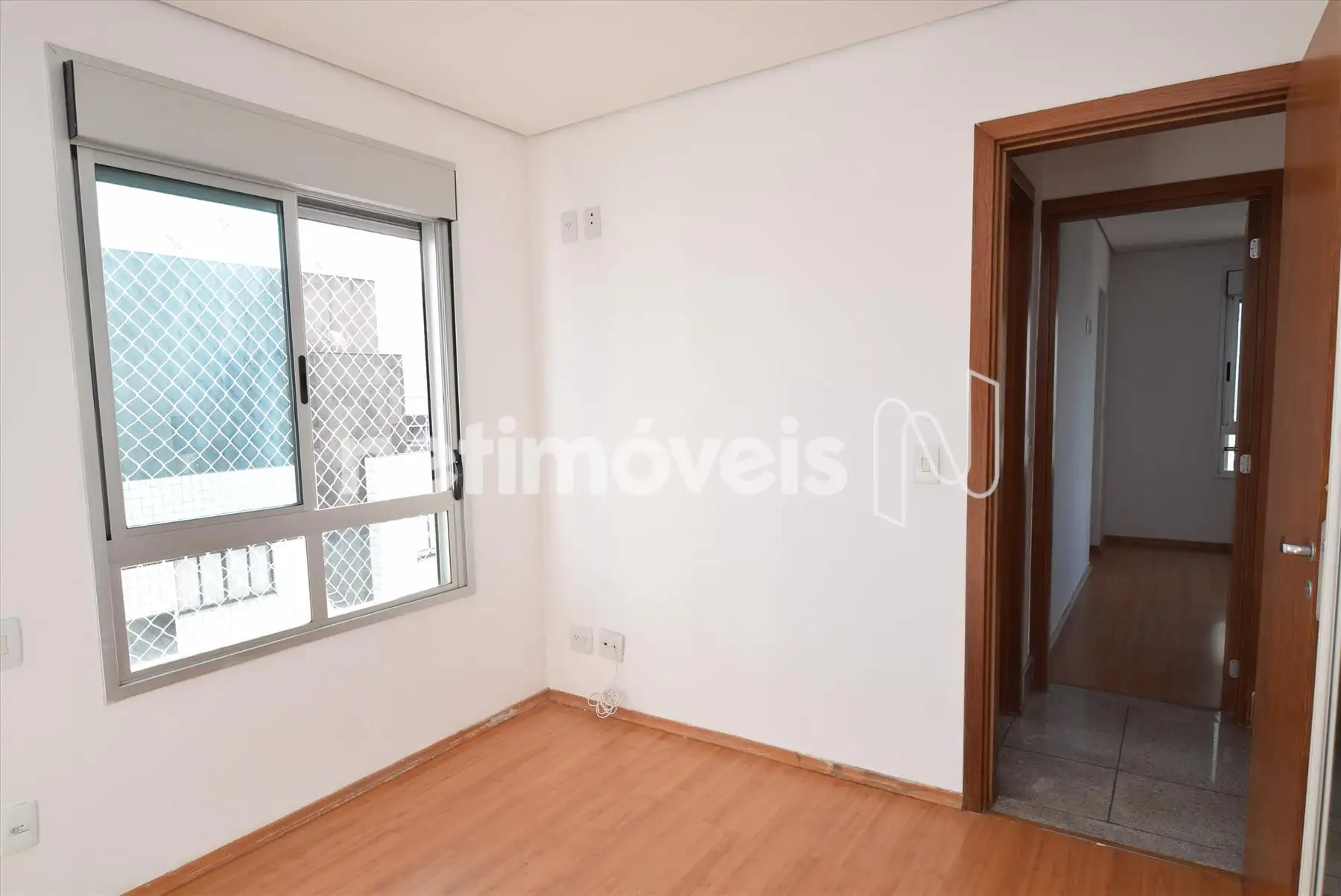 Quarto 2 com armários