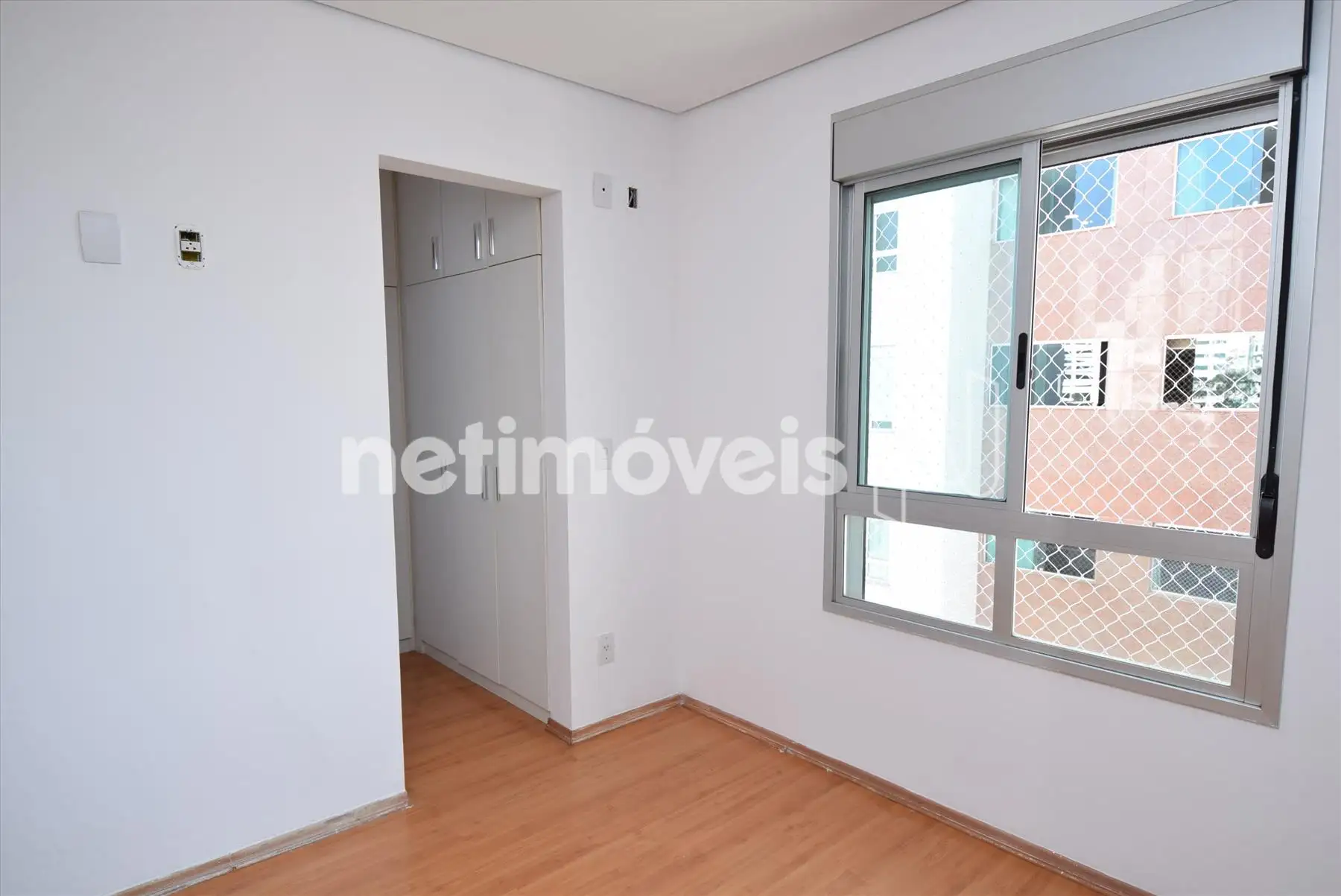 Quarto suíte com armários