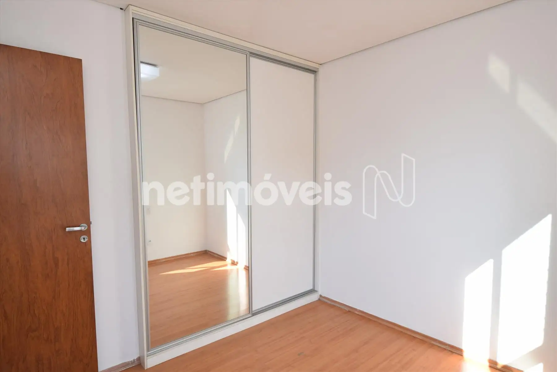 Quarto 2 com armários