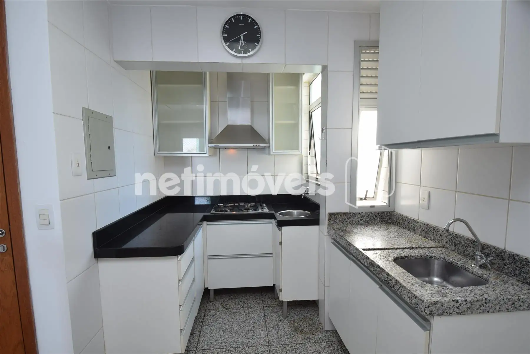 Cozinha americana com armários