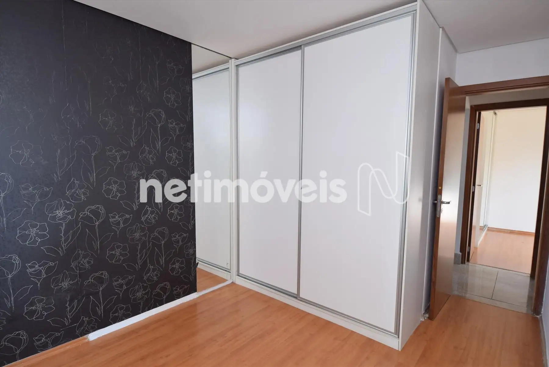 Quarto suíte com armários
