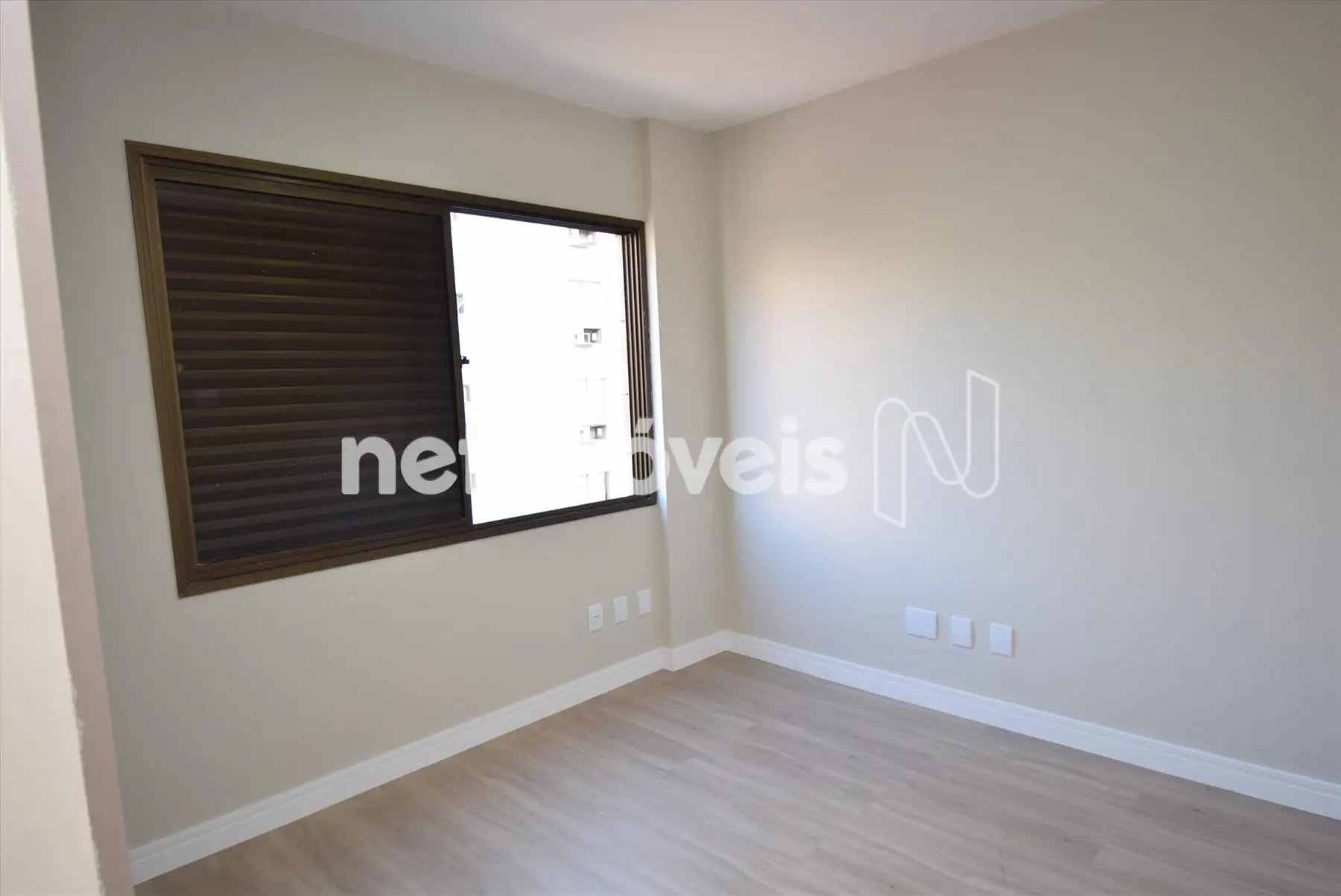 Quarto 02 com armário