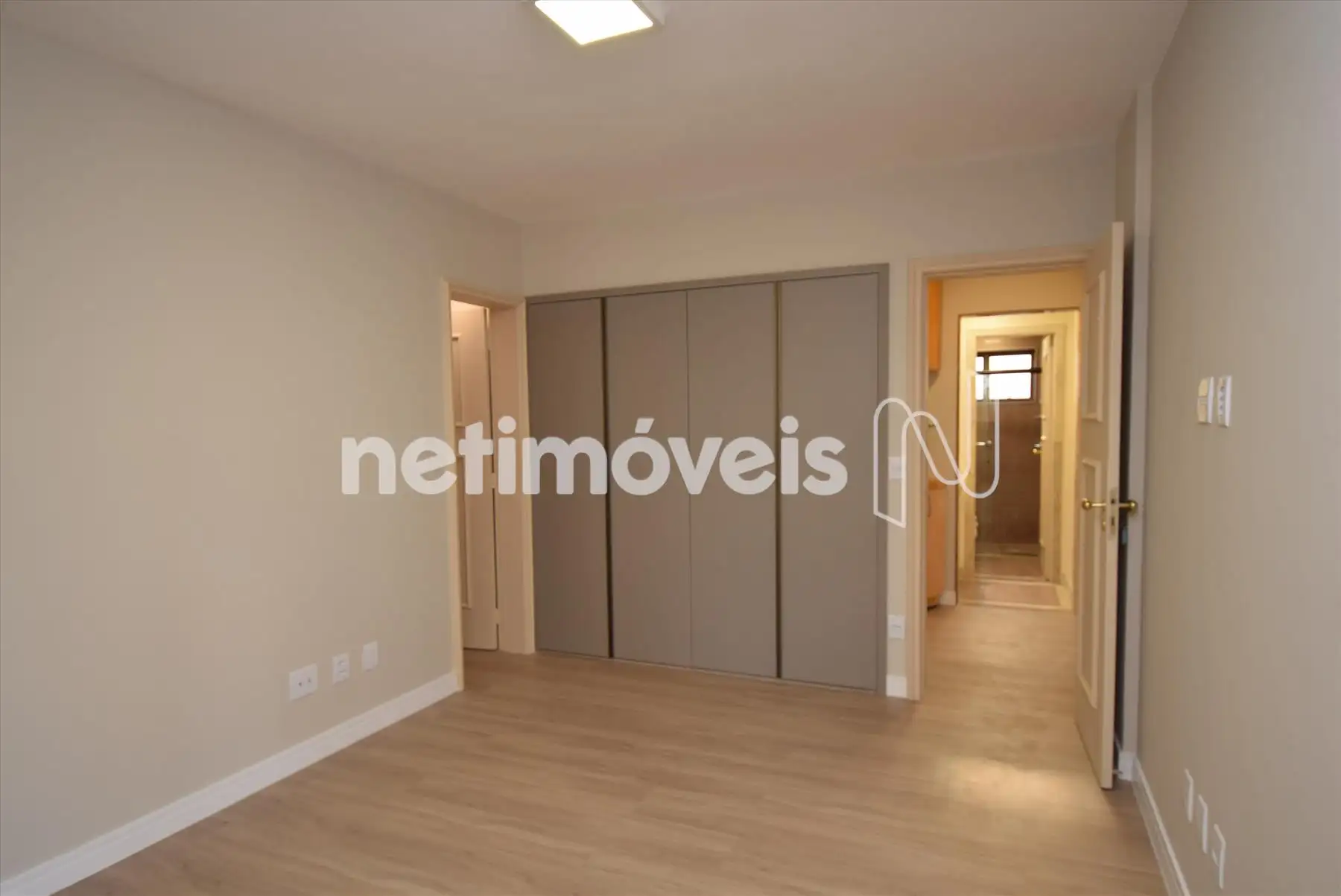 Quarto suíte com closet e armário