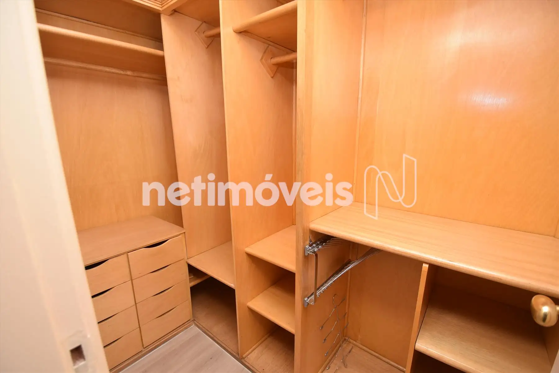 Closet do quarto com suíte