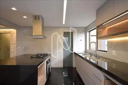 Cozinha com ilha, armários e despensa
