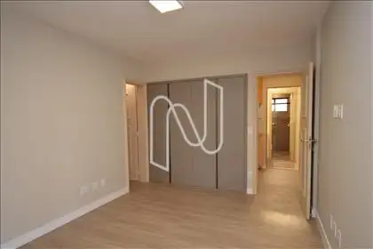 Quarto suíte com closet e armário