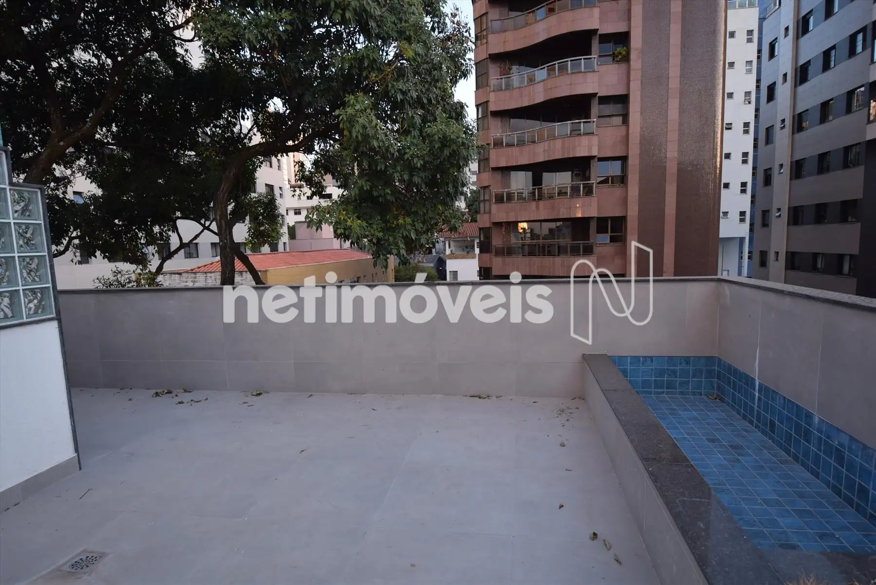 Terraço com espelho dágua