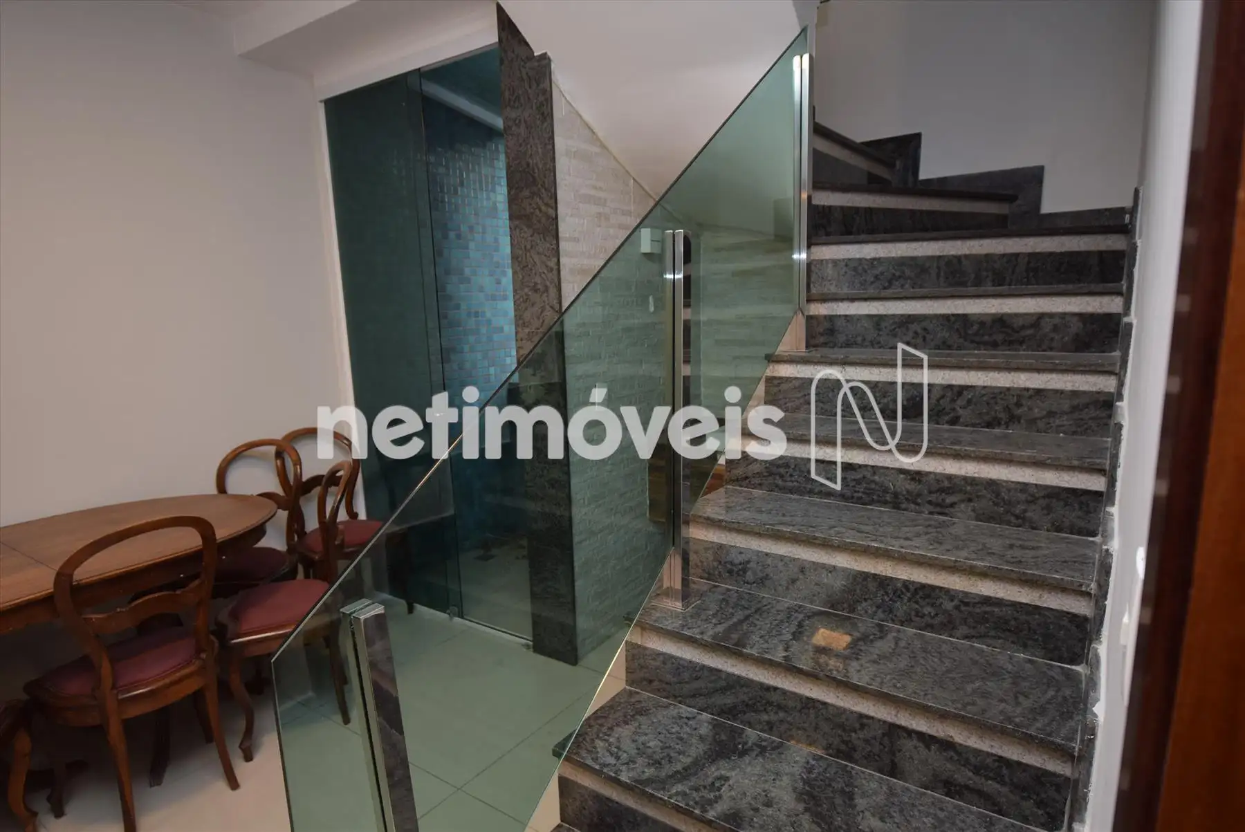 Escada de acesso ao 2º pavimento em granito