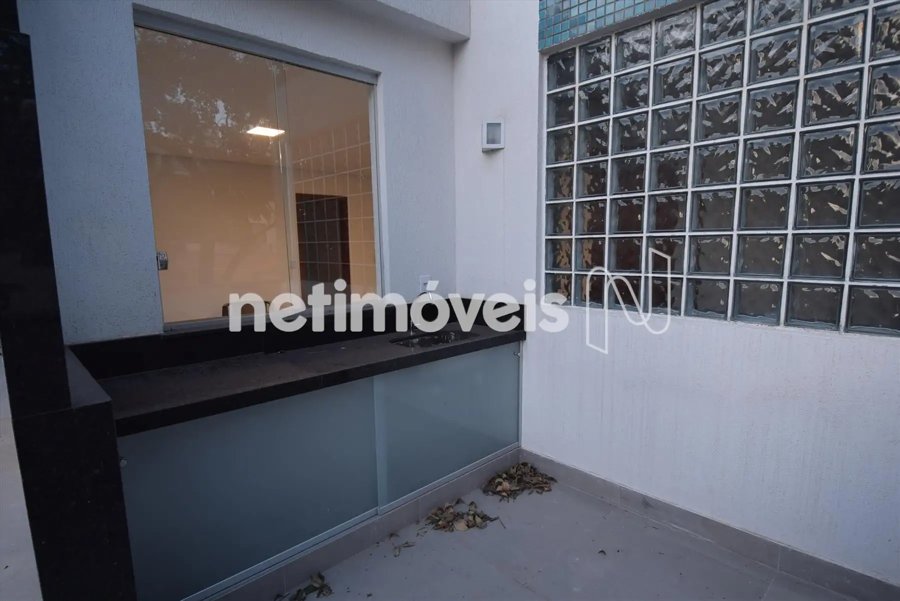 Terraço com pia e bancada em granito