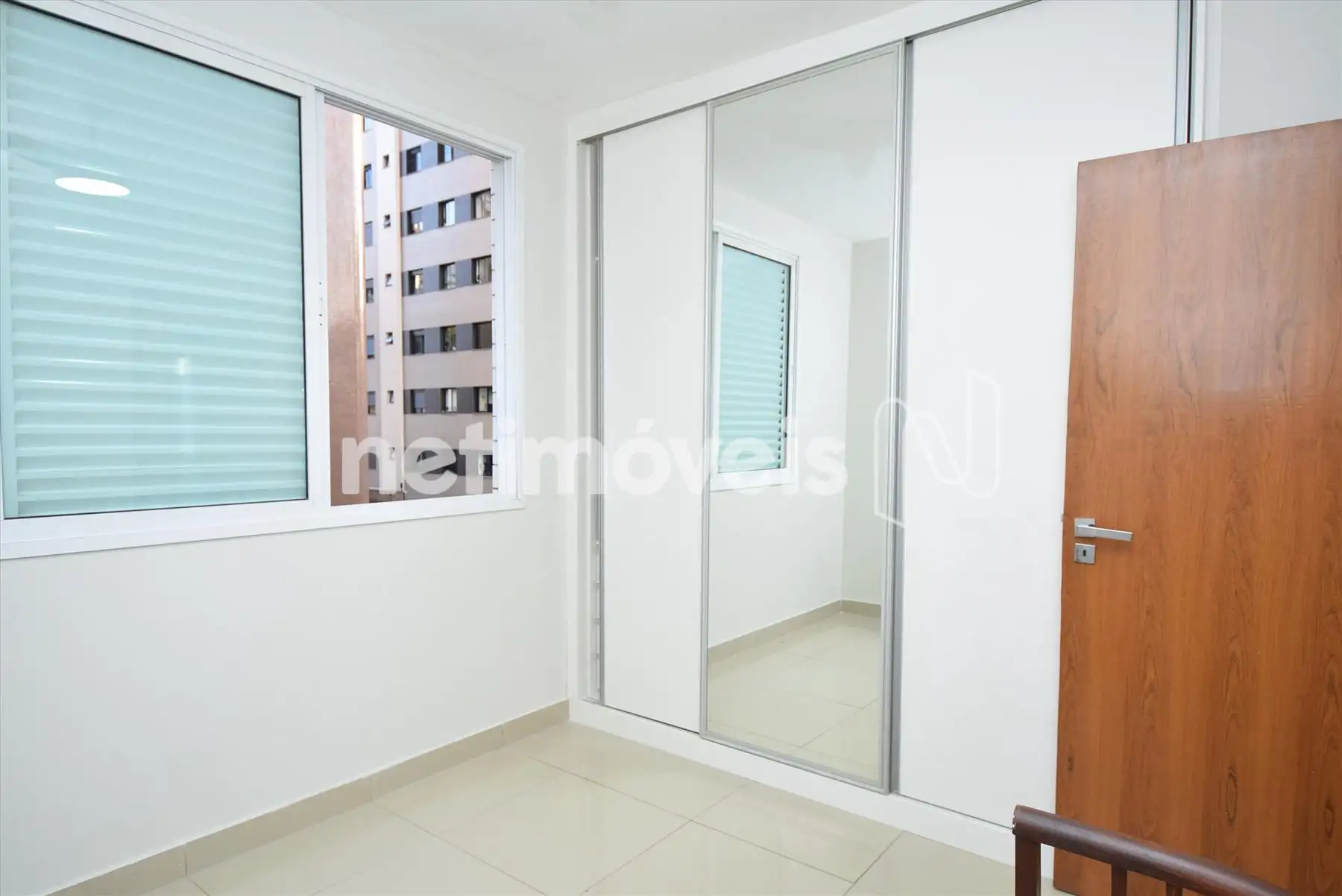 Quarto 02 com armário