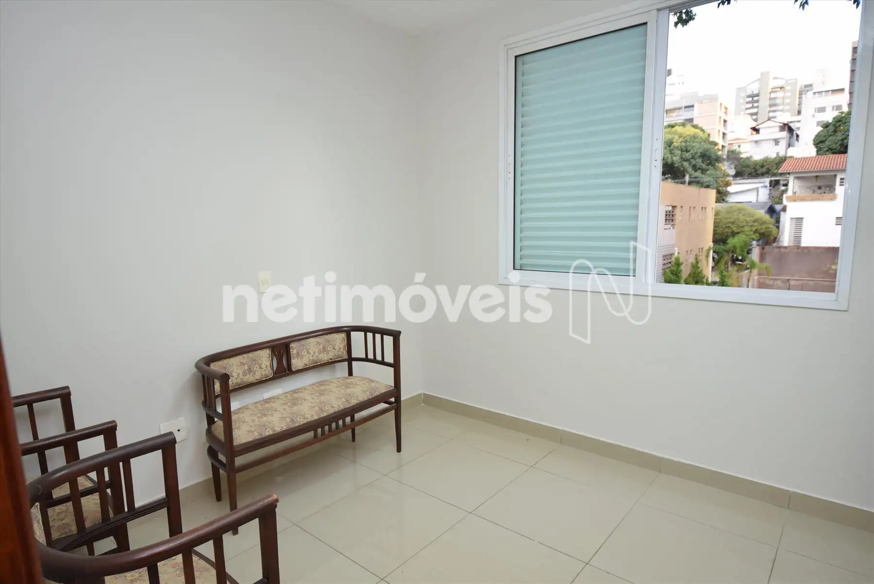 Quarto 03 com armário