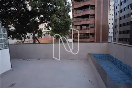 Terraço com espelho dágua